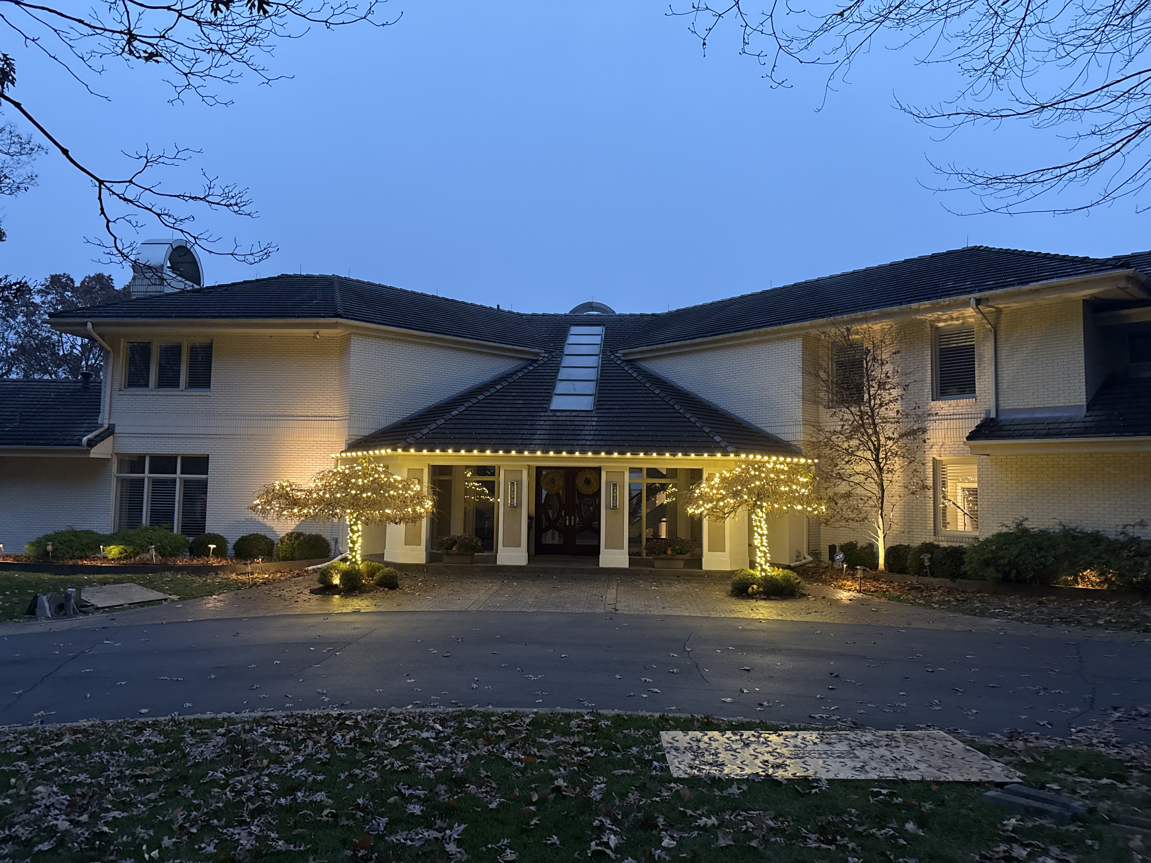 Residential holiday lighting