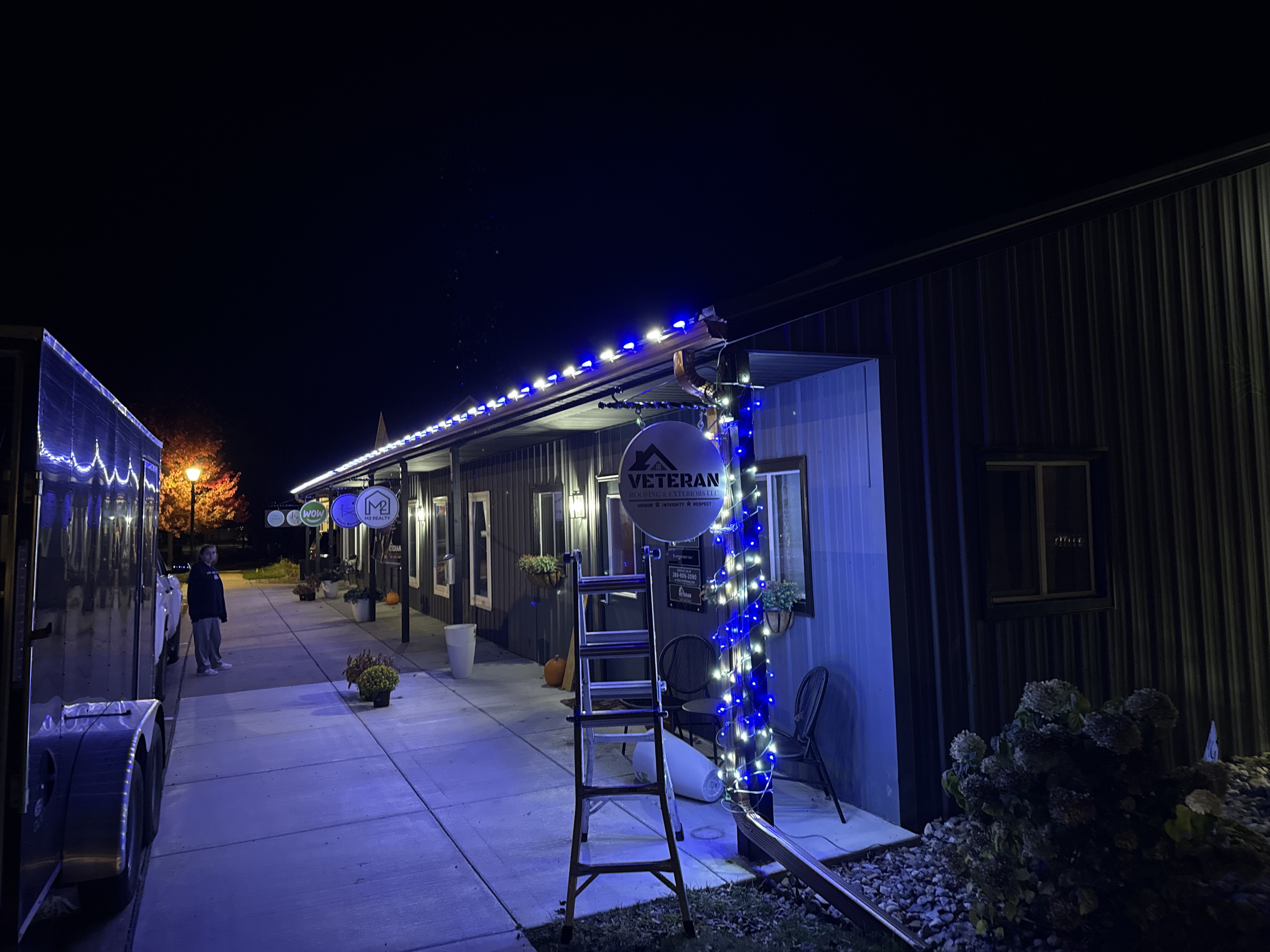 Commercial holiday lighting